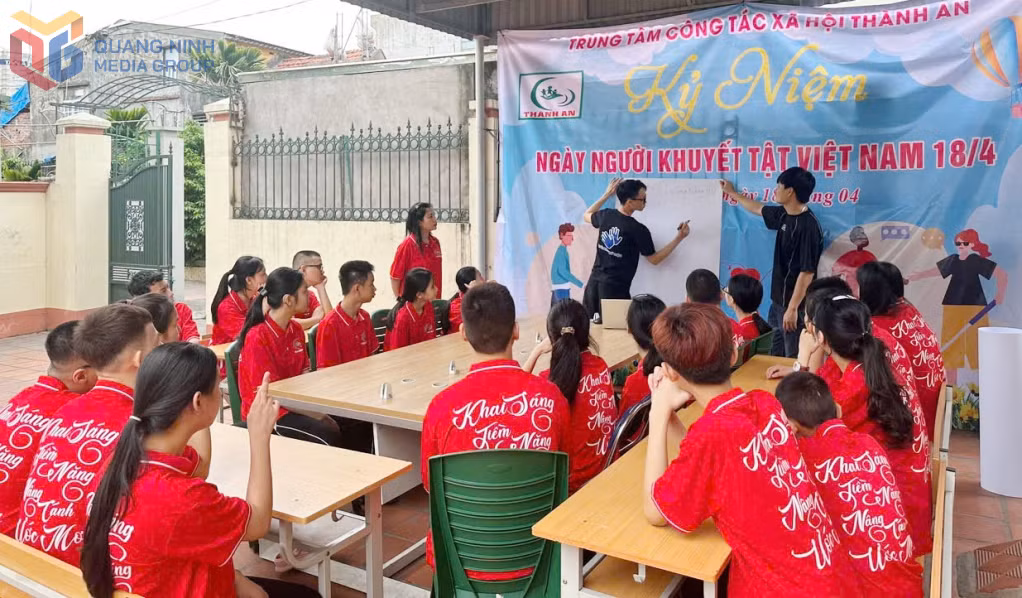 Trung tâm công tác xã hội Thành An (phường Hà Tu) tổ chức giảng kiến thức kỹ năng giao tiếp cho học sinh khiếm thị tại Trung tâm, tháng 4/2025.