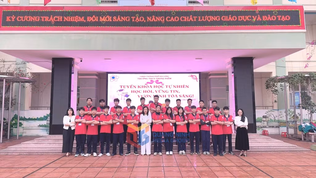 Tuấn Lâm, Tùng Lâm cùng các học sinh Đội tuyển Vật lý của trường trước khi thi học sinh giỏi cấp tỉnh. Ảnh gia đình cung cấp