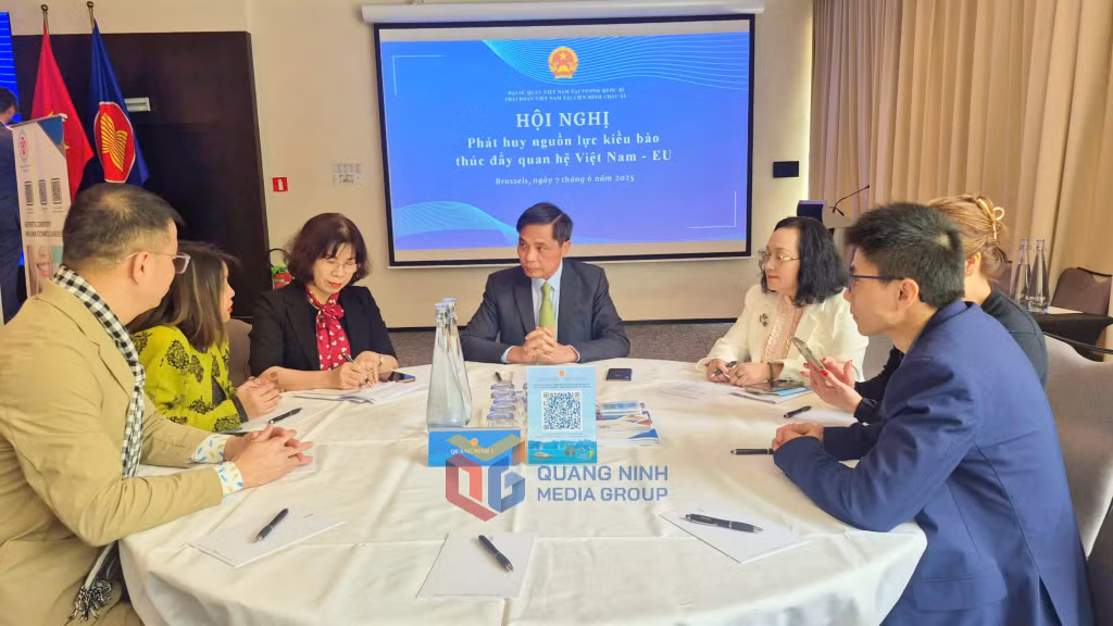 Đoàn Đại biểu Tỉnh Quảng Ninh do đồng chí Vũ Văn Diện, Phó Chủ tịch Thường trực UBND tỉnh làm trưởng đoàn đã tiếp xúc song phương với 15 tổ chức người Việt Nam tại Châu Âu 