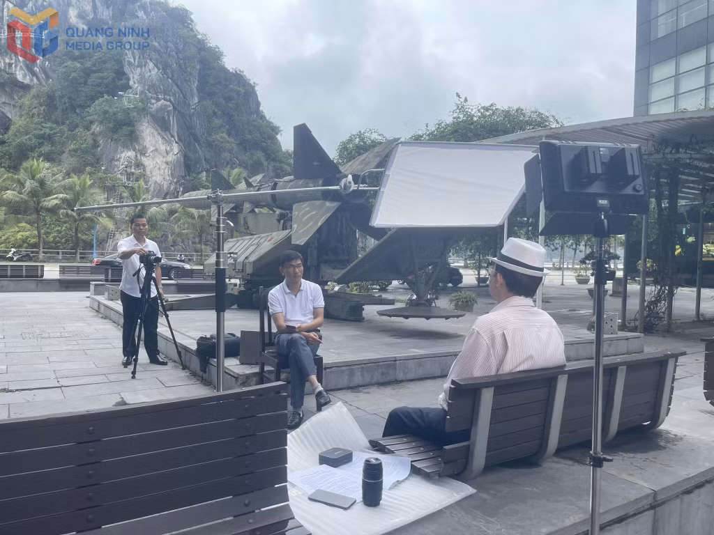 Nhà báo Minh Toàn (giữa) tác nghiệp thực hiện phim tài liệu "Quảng Ninh biên niên sử truyền hình".