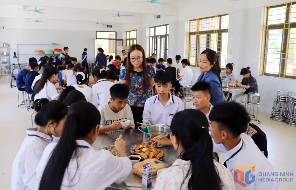 Phòng Giáo dục và Đào tạo huyện Ba Chẽ bố trí nơi ăn, nghỉ tại Trường THPT Dân tộc Nội trú cho 107 thí sinh ở xa điểm thi.
