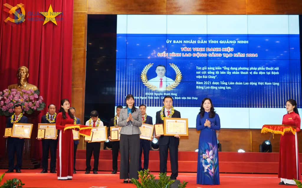 Bác sĩ Hùng nhận bằng khen UBND tỉnh tôn vinh điển hình lao động sáng tạo năm 2024 cho những cải tiến sáng tạo của mình.
