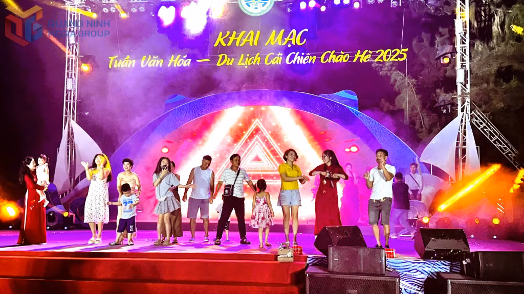 Người dân và du khách hòa cùng không khí sôi động của đêm nhạc DJ.