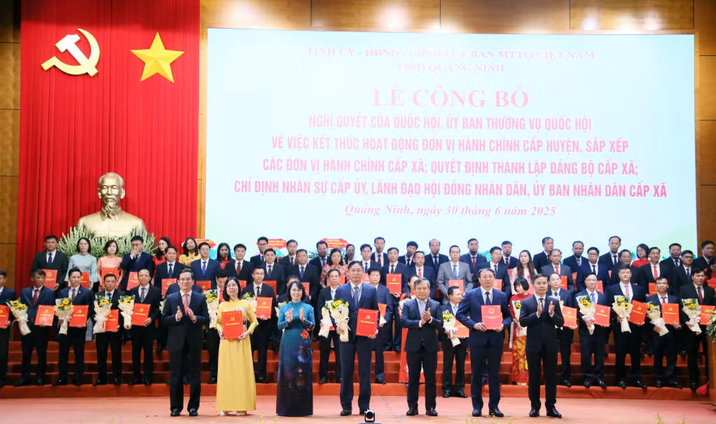 Ban Thường vụ Tỉnh uỷ trao các quyết định của Tỉnh ủy, Ban Thường vụ Tỉnh ủy, các Nghị quyết của HĐND tỉnh và tặng hoa chúc mừng Đảng bộ xã Đường Hoa