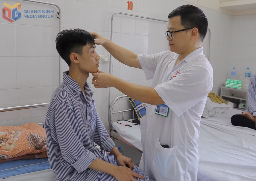  Bác sĩ Bệnh viện Đa khoa tỉnh khám lại cho người bệnh sau khi được phẫu thuật tạo hình ổ mắt. 