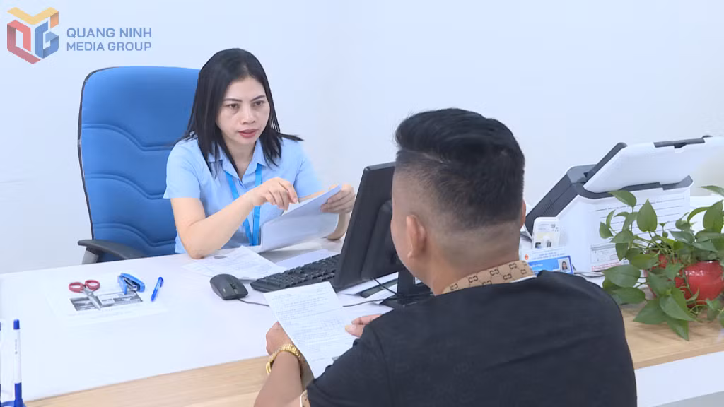 Cán bộ Trung tâm Phục vụ hành chính công tỉnh trao đổi với công dân về giải quyết các TTHC. Ảnh Việt Hưng