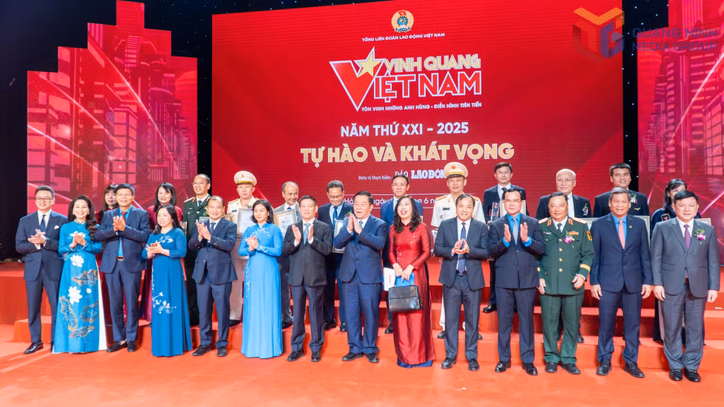 Tiến sĩ Nguyễn Đức Tiệp (đứng thứ 4, từ phải qua, hàng trên), Hiệu trưởng Trường Đại học Hạ Long, chụp ảnh lưu niệm cùng các đồng chí lãnh đạo Ban Tuyên giáo và Dân vận Trung ương, Tổng LĐLĐ Việt Nam và các tập thể, cá nhân được vinh danh tại Chương trình Vinh quang Việt Nam 2025. (Ảnh: Giáp Thụy)
