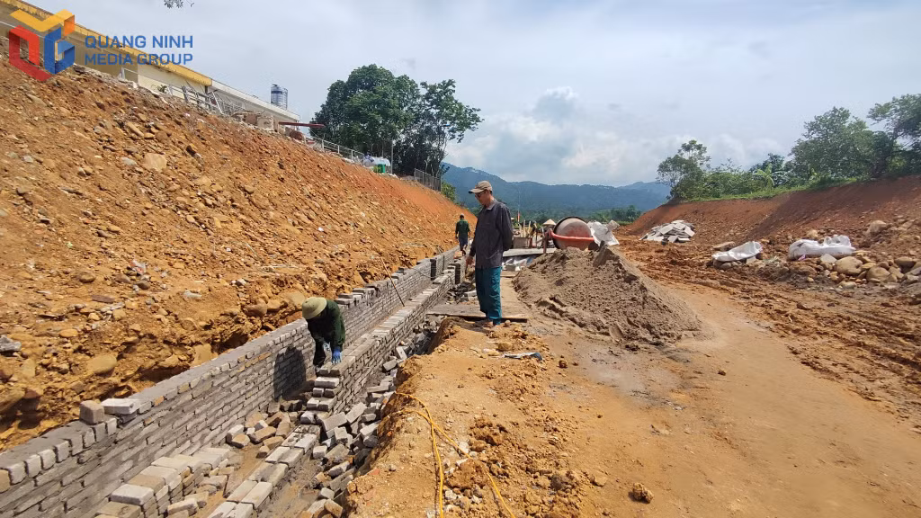 Tranh thủ thời tiết nắng ráo, nhà thầu đang nỗ lực hoàn thiện các hạng mục thuộc dự án Đường giao thông kết nối QL18C với đường trục chính thị trấn Bình Liêu.