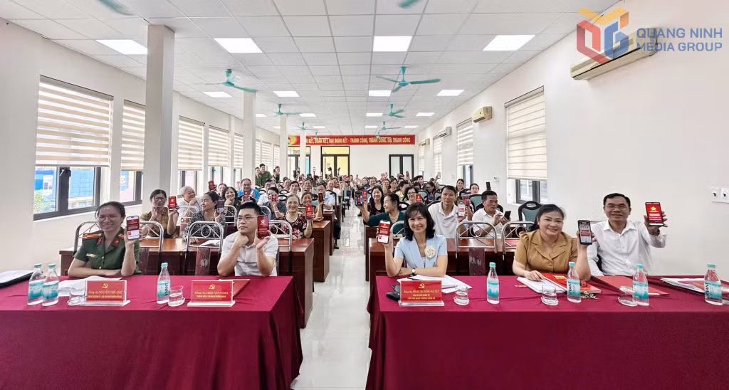 Phường Hồng Hà tổ chức lấy ý kiến nhân dân vào dự thảo Nghị quyết trên ứng dụng định danh điện tử VNeID.