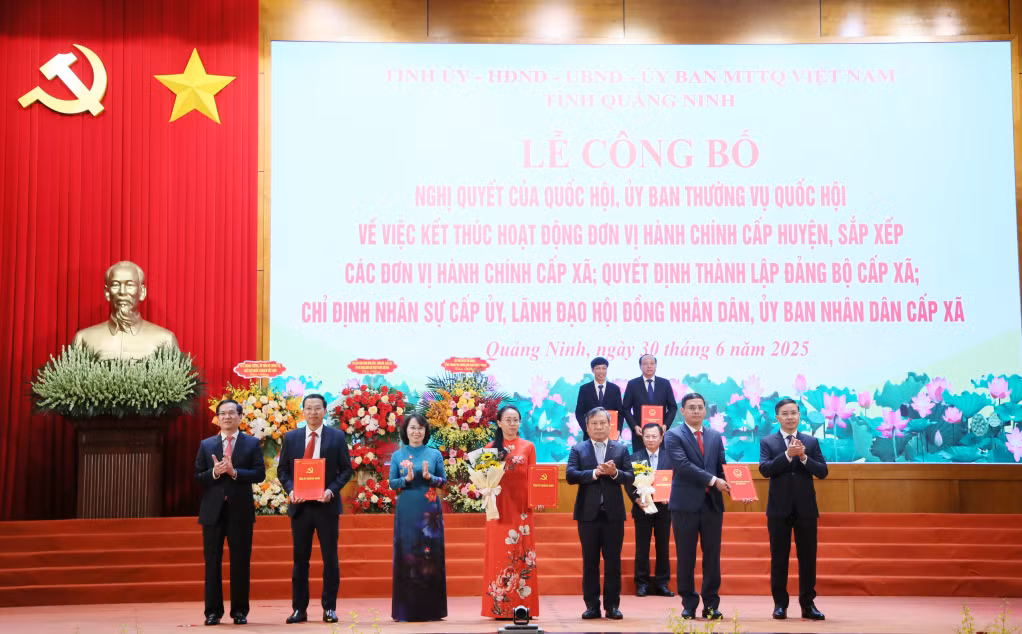Ban Thường vụ Tỉnh uỷ trao các quyết định của Tỉnh ủy, Ban Thường vụ Tỉnh ủy, các Nghị quyết của HĐND tỉnh và tặng hoa chúc mừng Đảng bộ Đặc khu Cô Tô.