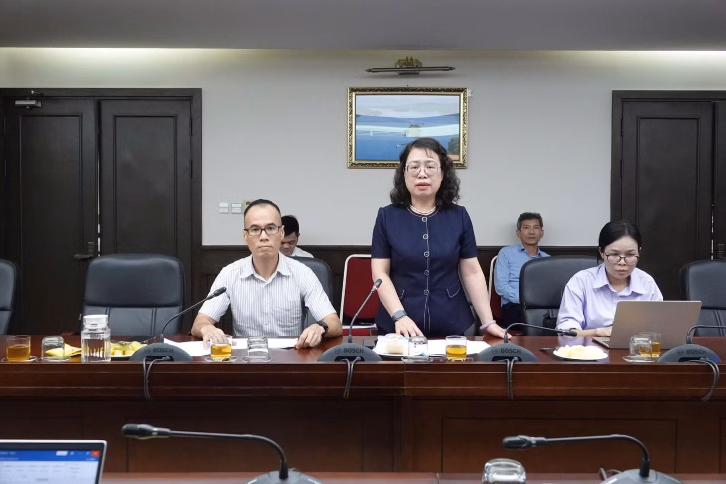 Phó Giám đốc Kho bạc Nhà nước, bà Ngô Thị Nhung trả lời câu hỏi của báo chí chiều 17/6.