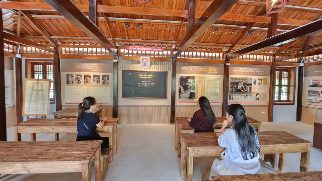 Hội viên nhà báo Quảng Ninh thăm lớp học tại Di tích Trường làm báo Huỳnh Thúc Kháng.