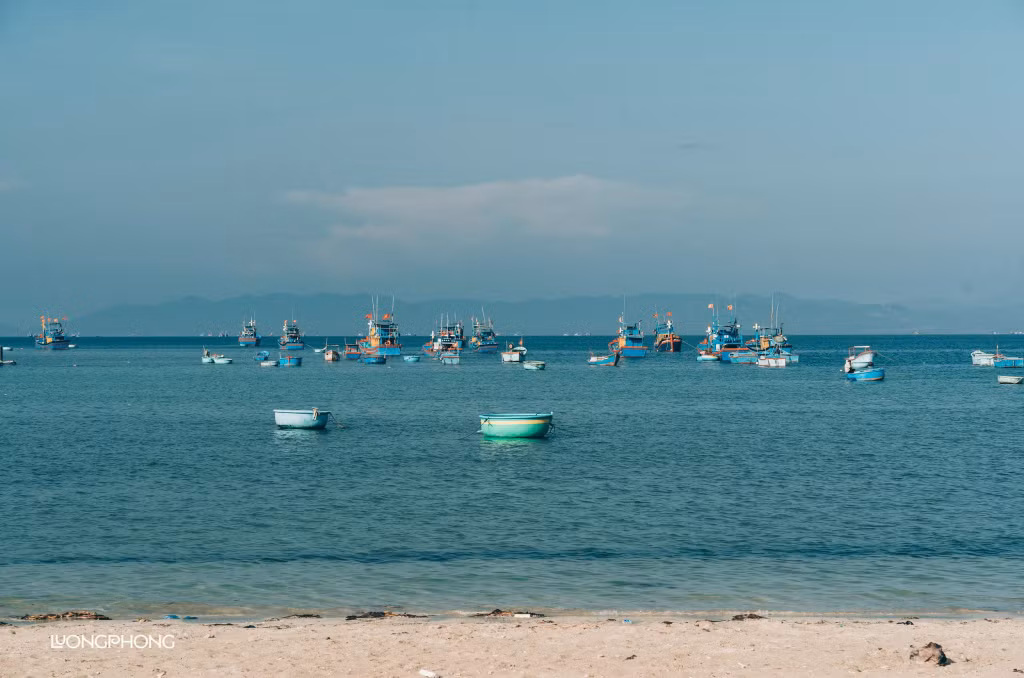 Nhiếp ảnh gia Lương Phong, người dân địa phương, cho biết làng chài Mỹ Hiệp có nhịp sống yên ả, gắn liền với nắng, gió và biển, không náo nhiệt hay xô bồ. Ảnh: Lương Phong