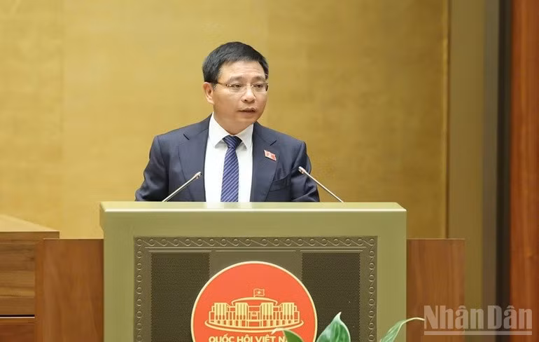 Bộ trưởng Tài chính Nguyễn Văn Thắng trình bày tờ trình. (Ảnh: DUY LINH)