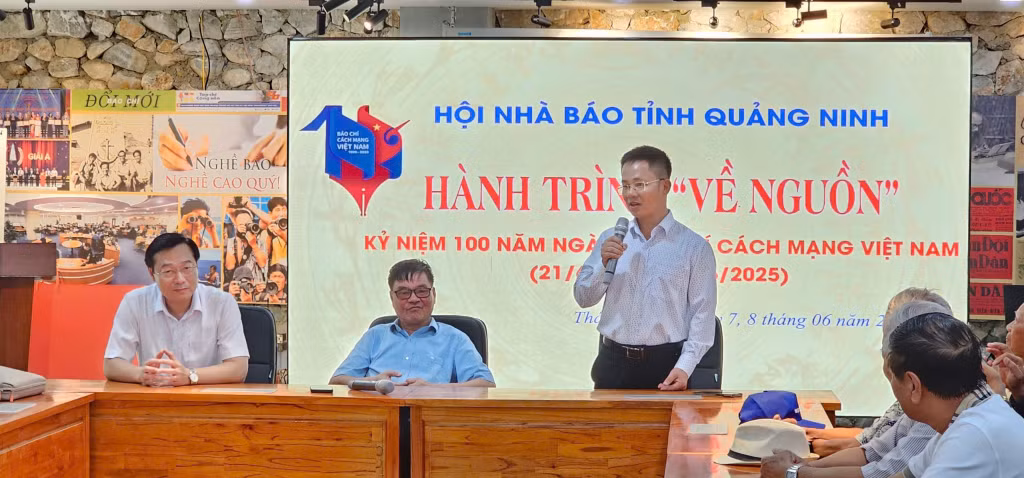 Nhà báo Đỗ Ngọc Hà, Phó Chủ tịch Thường trực Hội Nhà báo tỉnh phát biểu tại buổi gặp mặt về nguồn.