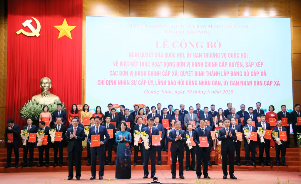 Ban Thường vụ Tỉnh uỷ trao các quyết định của Tỉnh ủy, Ban Thường vụ Tỉnh ủy, các Nghị quyết của HĐND tỉnh và tặng hoa chúc mừng Đảng bộ xã Hoành Mô