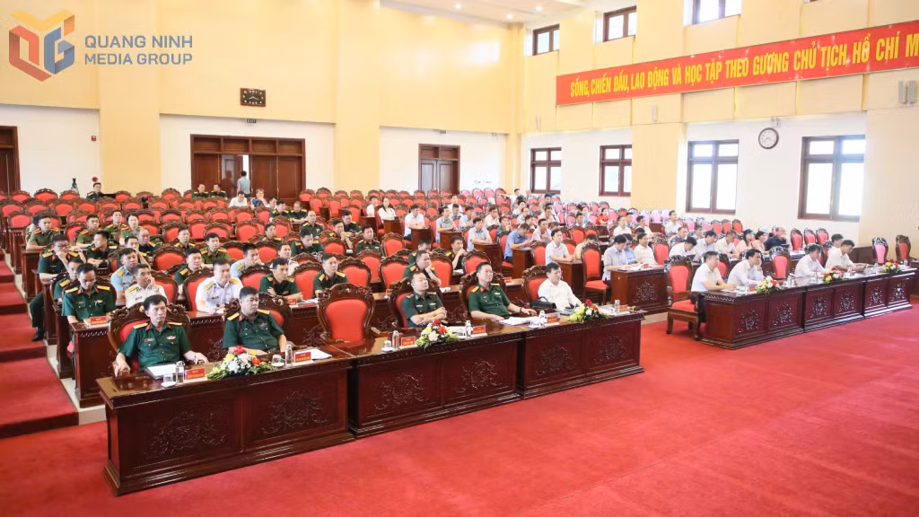 Các đại biểu đại diện các sở, ngành, đơn vị, địa phương dự hội nghị.