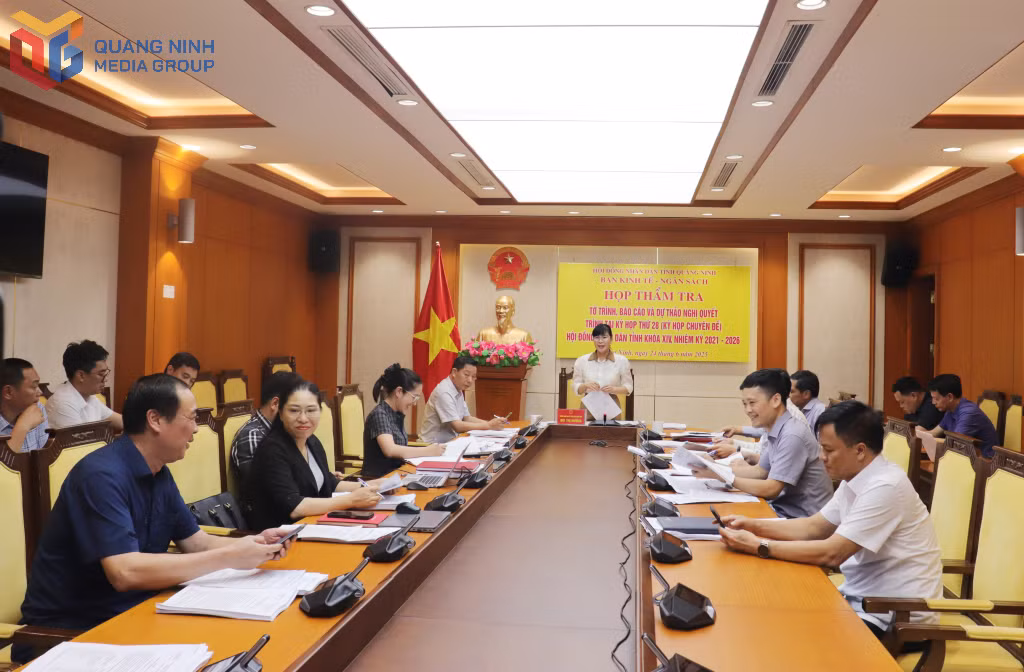 Quang cảnh cuộc họp.