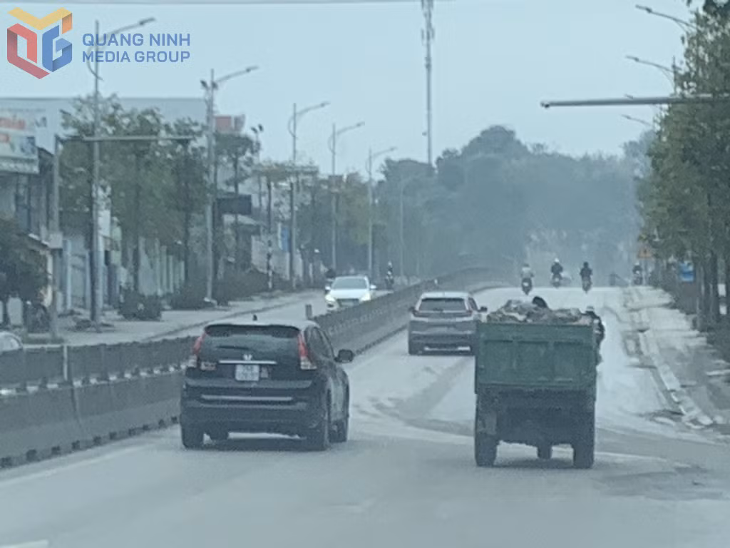 Xe tự chế lưu thông trên QL18A, đoạn đi qua địa bàn TP Cẩm Phả. Ảnh chụp ngày 2/6/2025