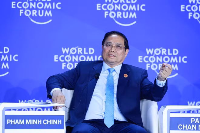 Thủ tướng Phạm Minh Chính thảo luận cùng diễn giả và khách mời tại Phiên thảo luận “Thế kỷ của châu Á có đang gặp thách thức?”. (Ảnh: Dương Giang/TTXVN)