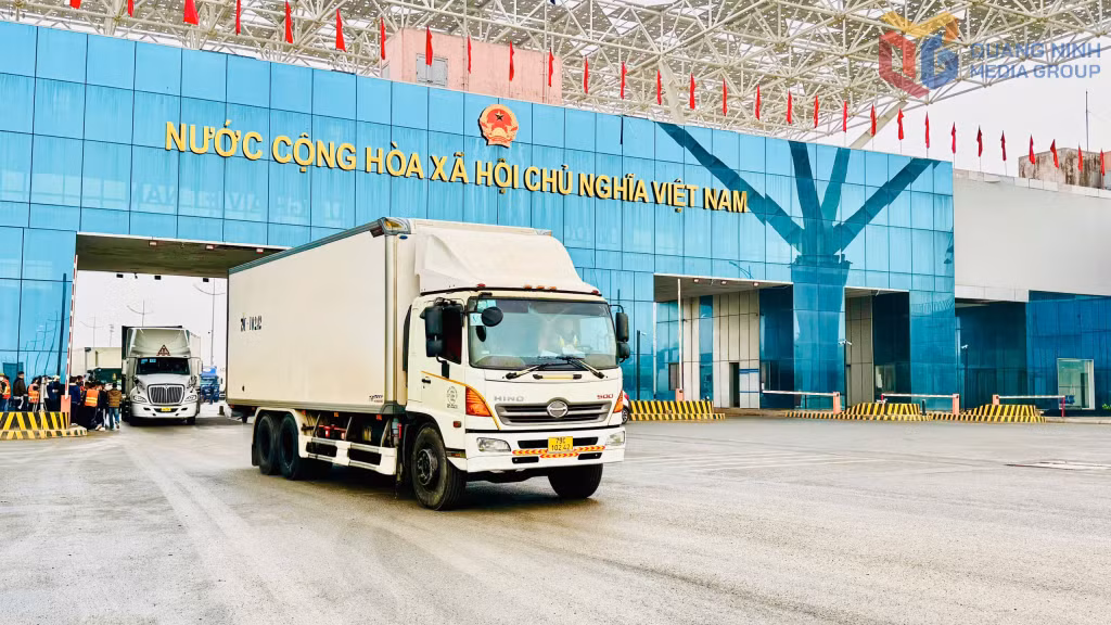 Kim ngạch xuất khẩu của doanh nghiệp trong tỉnh 5 tháng đạt trên 1,6 tỷ USD. (Trong ảnh: Hoạt động XNK tại Cửa khẩu cầu Bắc Luân II, TP Móng Cái). Ảnh: Mạnh Trường