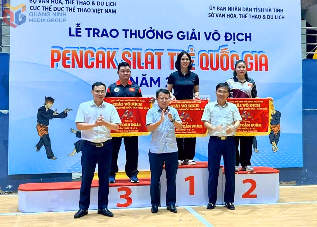 Đoàn Trường TDTT (bục số 1) giành giải Nhất toàn đoàn nhóm tuổi 12–13.