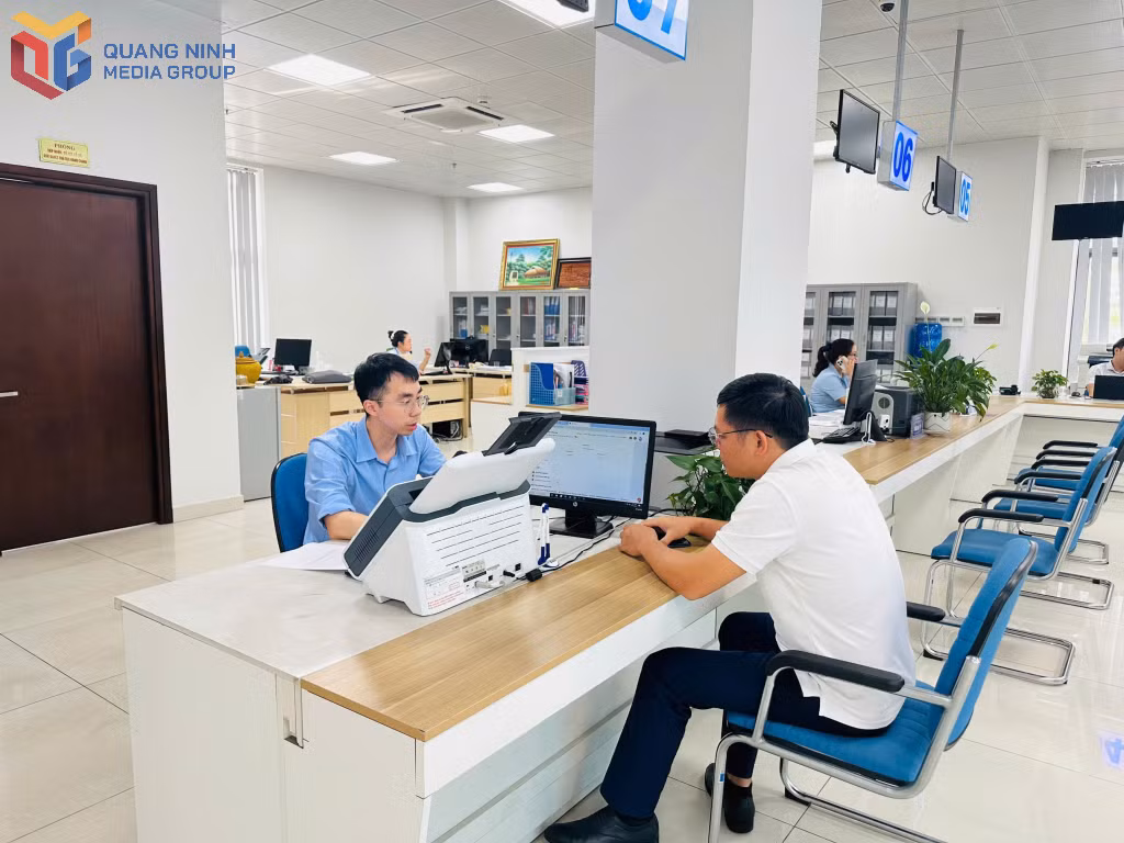 Cán bộ Trung tâm Phục vụ Hành chính công tỉnh hướng dẫn người dân sử dụng ví điện tử.
