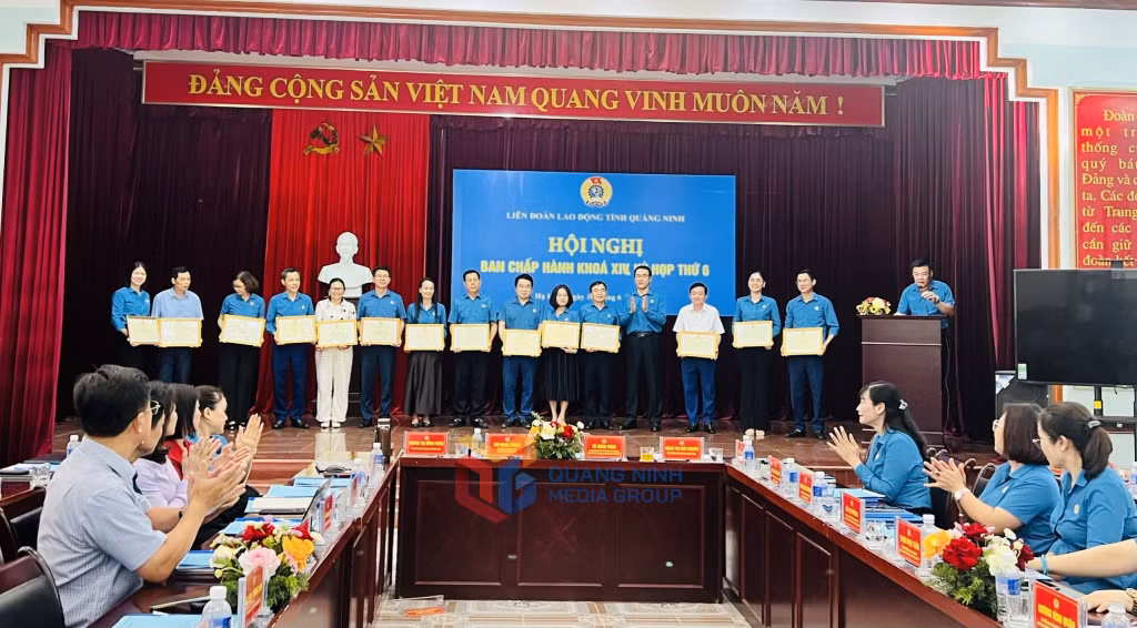Tuyên dương các tập thể xuất sắc trong Tháng Công nhân.