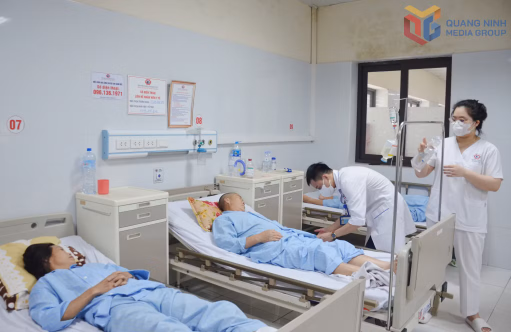 Điều trị cho người bệnh tại Khoa Nội tim mạch (Bệnh viện Đa khoa tỉnh).