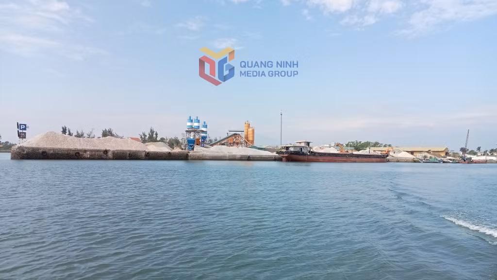 Các bến khu vực Hải Tân, thị trấn Quảng Hà được cấp phép tạm trong thời gian 1 năm