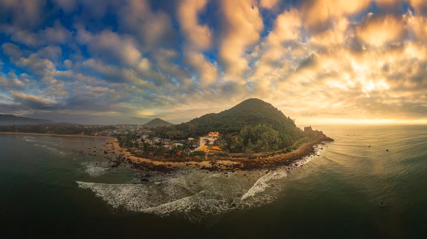 Nằm nép mình dưới chân núi và hướng mặt ra biển, làng chài Tân Phụng gây ấn tượng với khung cảnh tự nhiên hòa quyện giữa núi rừng và đại dương. Ảnh: Nguyễn Phan Đăng Quan
