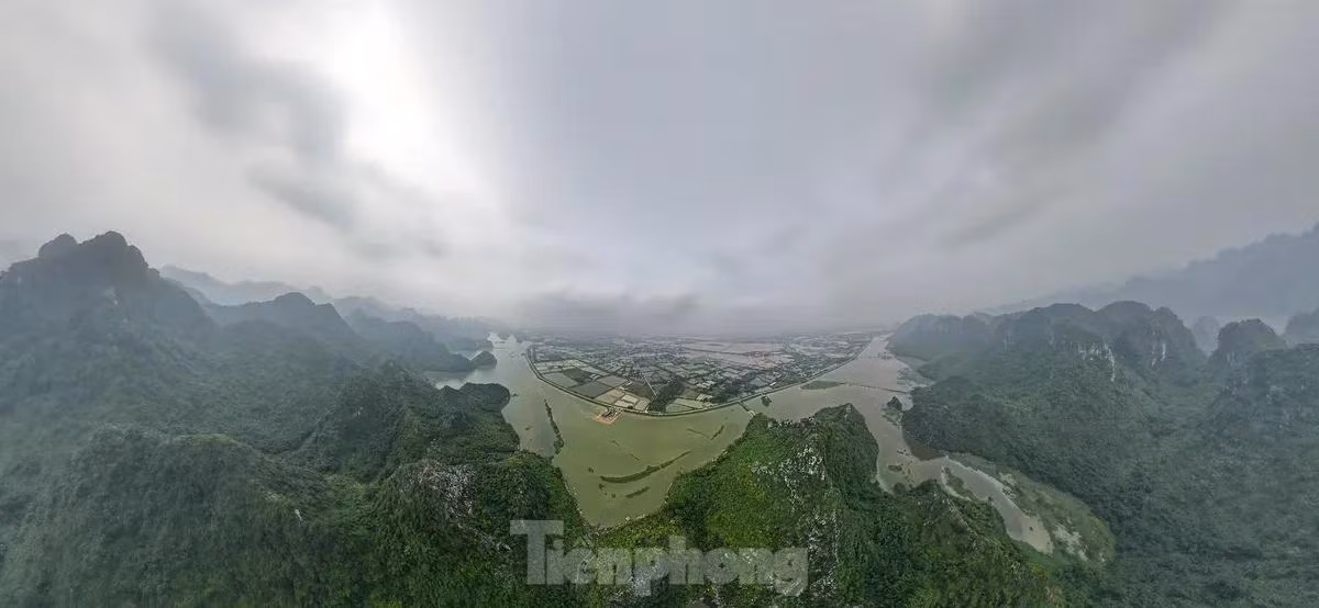 Nằm ở xã Tuy Lai (huyện Mỹ Đức, TP Hà Nội), nằm cách trung tâm Hà Nội 45 km, thuộc quần thể Tuy Lai rộng hơn 26 km2. Hồ có cảnh quan đa dạng với núi non, sông, đá vôi, hang động và thung lũng, tạo nên một bức tranh thủy mặc hữu tình.