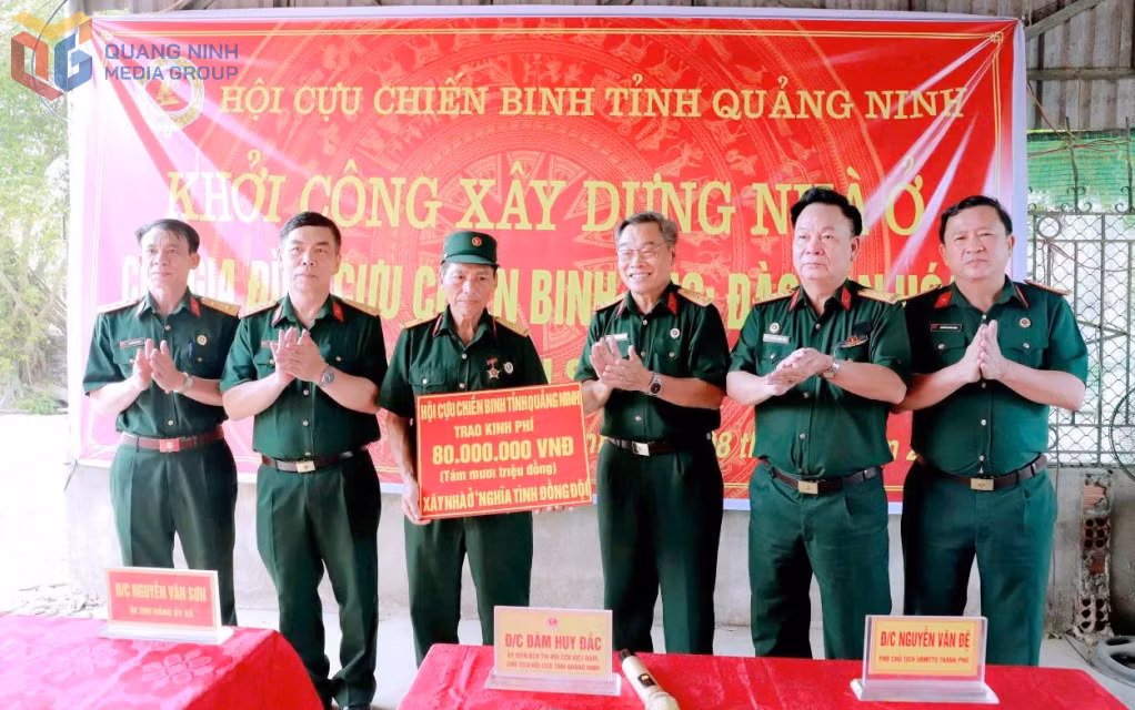 Lãnh đạo Hội CCB tỉnh cùng Hội CCB TP Đông Triều trao hỗ trợ 