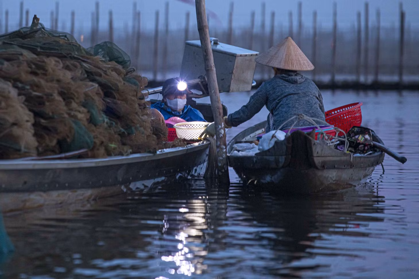 Cảnh mua bán diễn ra nhanh chóng. Ảnh: Xuân Đạt