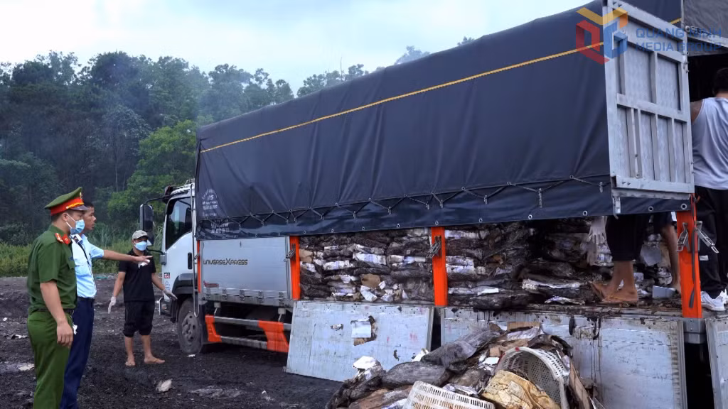 Lực lượng chức năng giám sát việc tiêu hủy thực phẩm đông lạnh không rõ nguồn gốc, bị thu giữ tại huyện Hải Hà.