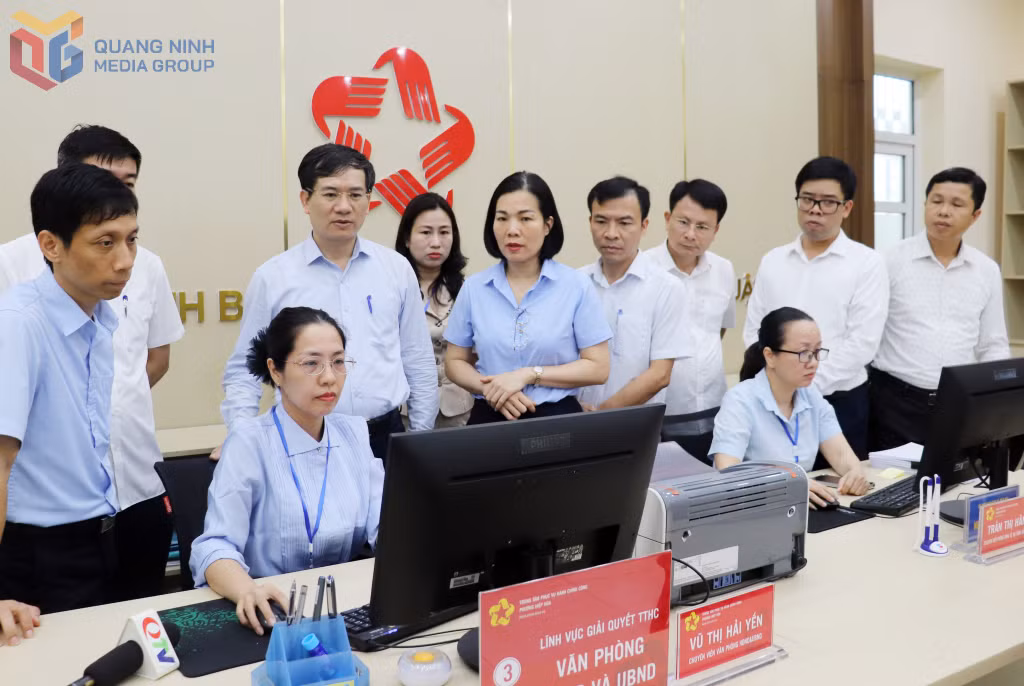 Đồng chí Vũ Quyết Tiến, Phó Bí thư Tỉnh ủy, kiểm tra việc vận hành thử nghiệm giải quyết thủ tục hành chính tại Trung tâm Phục vụ hành chính công phường Hiệp Hoà, TX Quảng Yên.