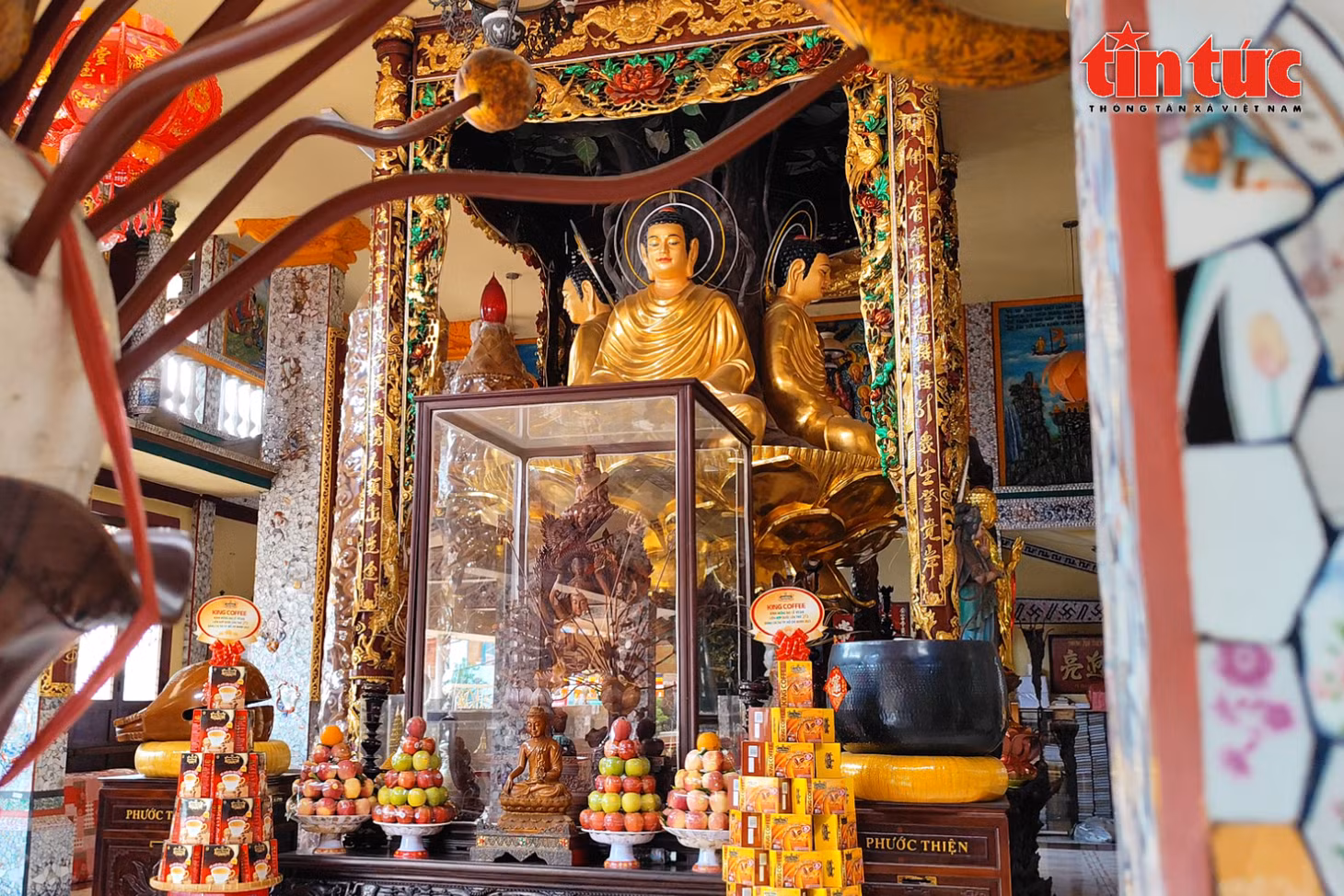 Bốn pho tượng Phật Thích Ca lớn được bố trí quay về bốn hướng Đông, Tây, Nam và Bắc, hàm ý phổ độ chúng sinh khắp nơi. Sau lưng tượng là cây bồ đề xanh mát, tỏa bóng rộng lớn biểu trưng cho trí tuệ giác ngộ.