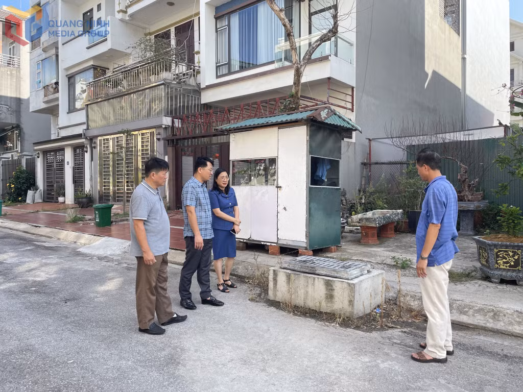 Đại biểu HĐND tỉnh trong Tổ đại biểu TP Hạ Long giám sát việc khắc phục ngập lụt tại Khu đô thị lấn biển Vựng Đâng.