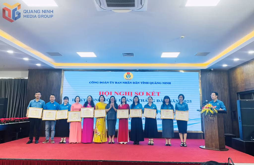 Lãnh đạo Công đoàn UBND tỉnh tặng giấy khen cho cá nhân, tập thể xuất sắc.