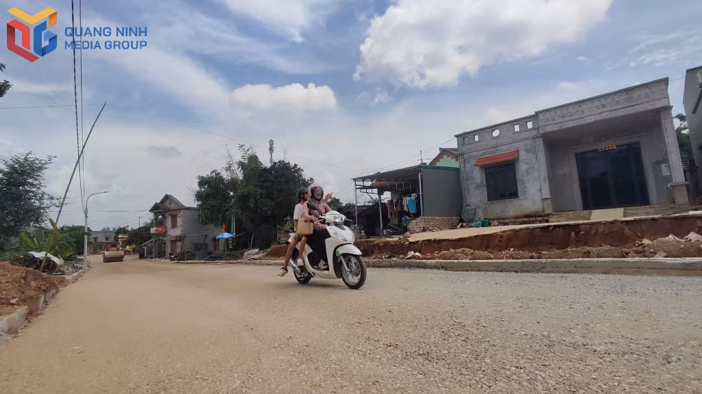 Dự án Cải tạo, nâng cấp đường giao thông nối QL18C (ngã ba thôn Khe Lánh) đến khu dân cư trung tâm thôn sắp được hoàn thành, phục vụ nhu cầu đi lại của người dân.
