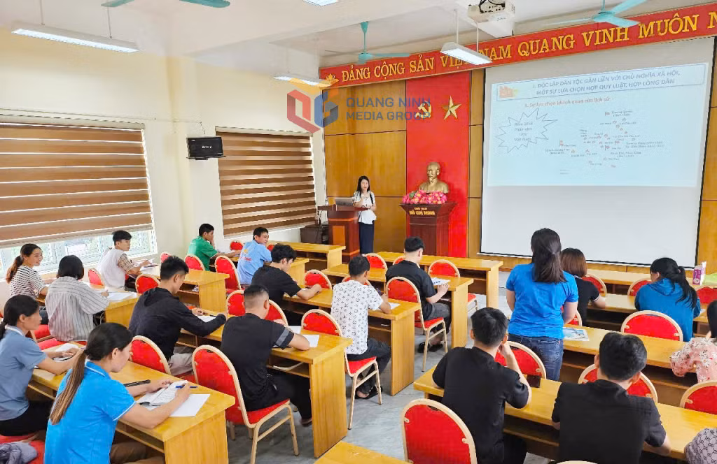 Một giờ học lý luận chính trị...
