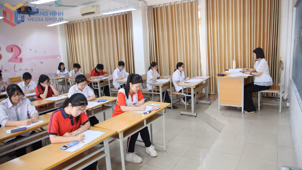 Các cán bộ làm nhiệm vụ coi thi tại hội đồng coi thi Trường THPT Chuyên Hạ Long tiếp tục làm đủ chức trách, nhiệm vụ được giao, đảm bảo kỳ thi nghiêm túc, công bằng.