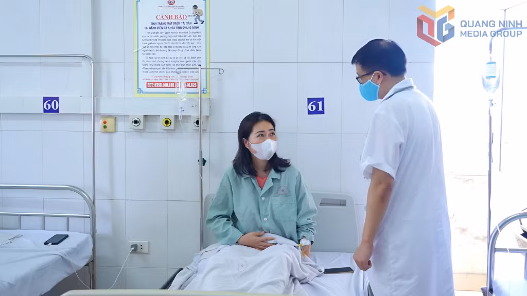 Bác sĩ Khoa Bệnh nhiệt đới (Bệnh viện Đa khoa tỉnh) tư vấn điều trị cho bệnh nhân mắc Covid-9 đang mang thai.