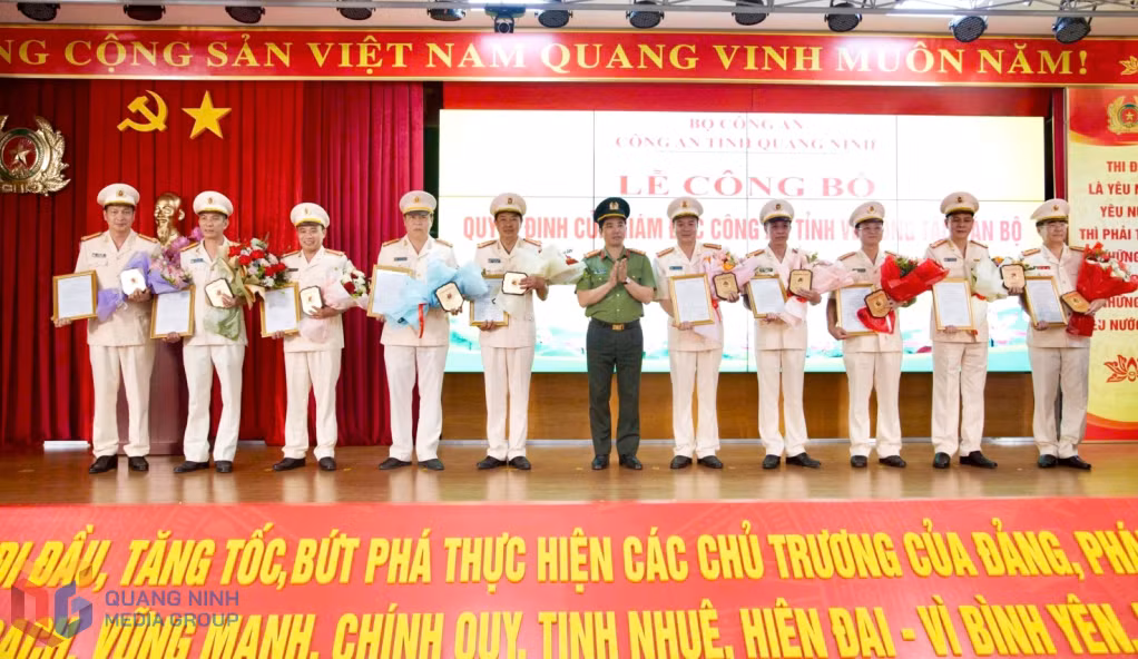 Đại tá Trần Văn Phúc, Bí thư Đảng ủy, Giám đốc Công an tỉnh, trao các quyết định nghỉ hưu cho các đồng chí lãnh đạo cấp phòng.