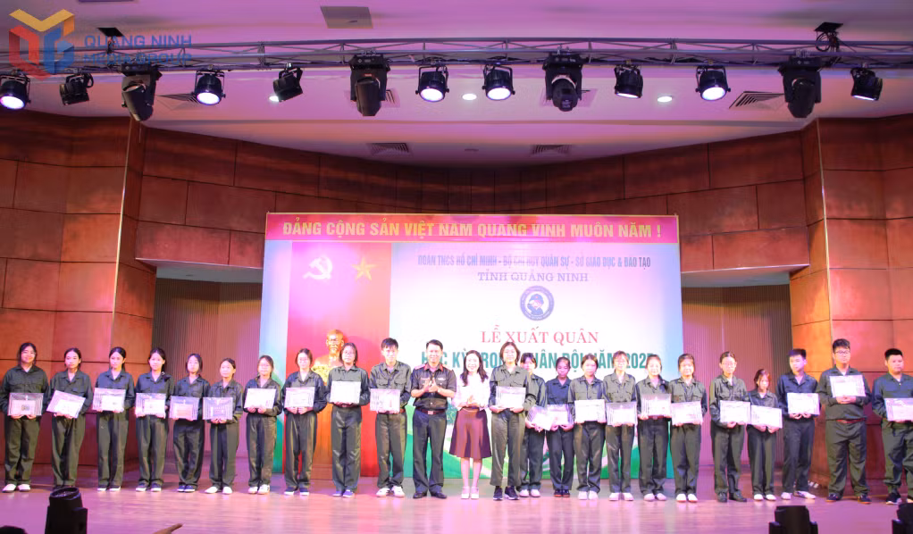 Đại diện lãnh đạo Trung Đoàn 244 (Bộ Chỉ huy Quân sự tỉnh) và Cung Văn hóa thanh thiếu nhi tỉnh tặng quà cho các em học sinh tham gia chương trình 