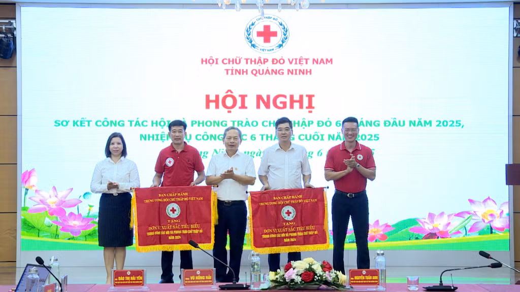 Hội Chữ thập đỏ TP Móng Cái và Hội Chữ thập đỏ TX Quảng Yên nhận Cờ thi đua đơn vị xuất sắc tiêu biểu năm 2024.