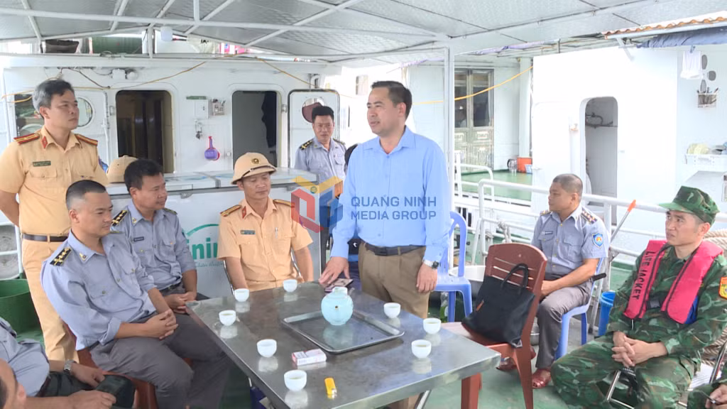 Lực lượng chức năng của tỉnh ra quân thực hiện đợt cao điểm, phối hợp tuần tra, kiểm soát và xử lý vi phạm trong hoạt động khai thác thủy sản tại khu vực Vịnh Hạ Long, Vịnh Bái Tử Long, tháng 6/2025. Ảnh: Hải Hà