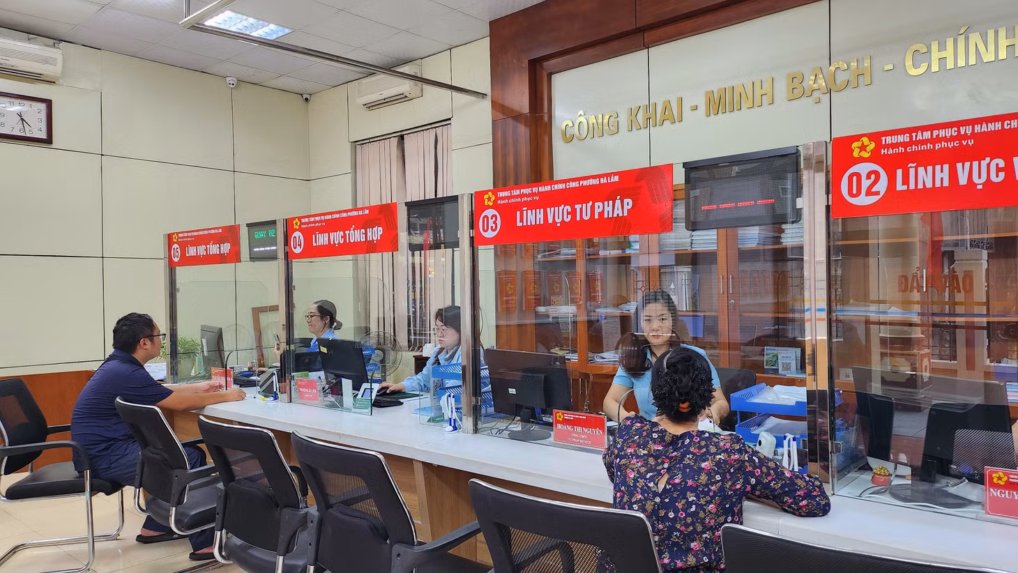 Người dân thực hiện thủ tục hành chính tại phường Hà Lầm.