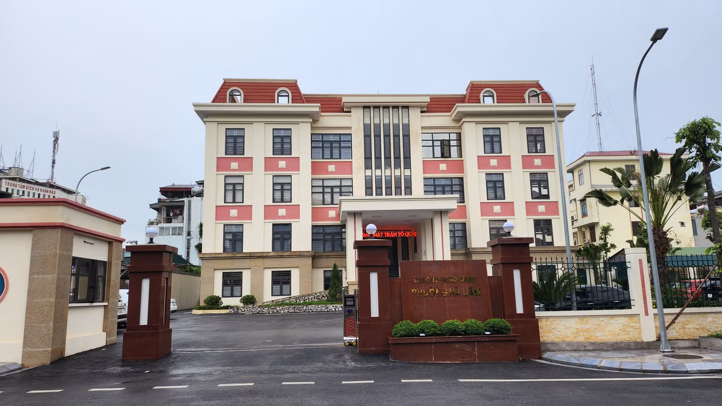 Trụ sở phường Hà Lầm mới được đầu tư khang trang, đáp ứng yêu cầu quản lý hành chính hiện đại, phục vụ nhân dân ngày càng tốt hơn.