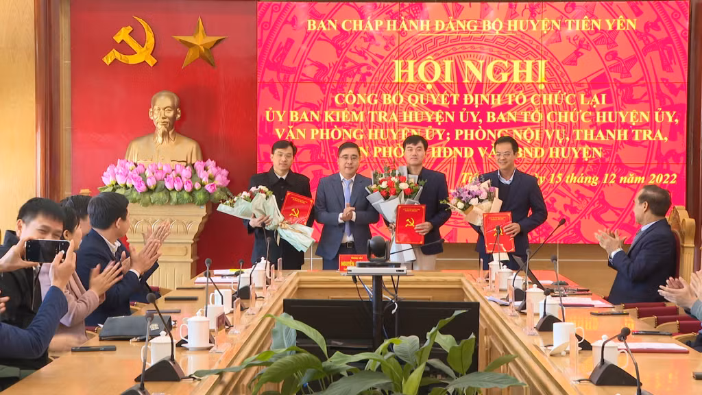 Huyện ủy Tiên Yên tổ chức hội nghị công bố các quyết định về việc tổ chức lại các phòng ban, đơn vị thuộc Huyện ủy, HĐND và UBND huyện. Ảnh: Xuân Thao (Trung tâm TT-VH Tiên Yên) 
